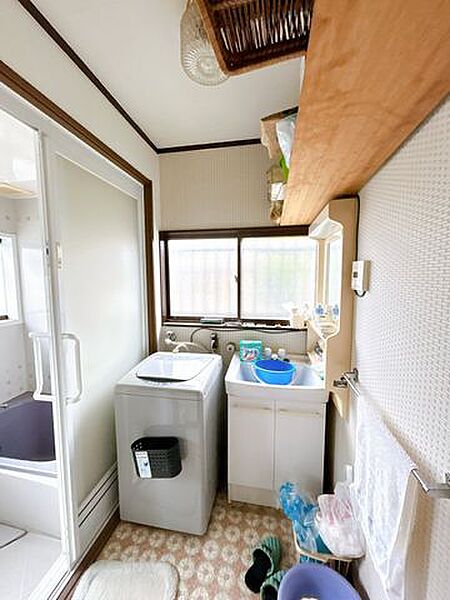 【リフォーム中】洗面脱衣室です。床はクッションフロア張替え、壁と天井のクロス張替、新品洗面台設置、照明交換でキレイに仕上げます。