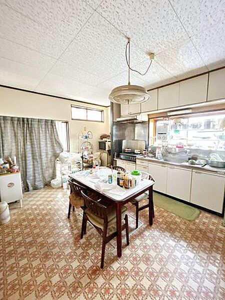【リフォーム中】現在キッチンのお部屋は約8帖の洋室に間取り変更します。床は永大産業製のフローリングに張替え、天井壁のクロスは張替えます。収納部屋としても活用できますね。