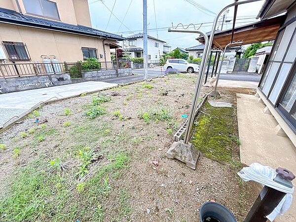 【リフォーム中】お庭写真です。お車を停められるようになります。