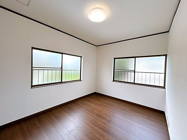 【リフォーム済み】2階北側和室は6帖洋室に間取変更しました。天井・壁のクロスを張替え、永大産業製のフローリングを張替えました。お子様のお部屋にいかがでしょうか。