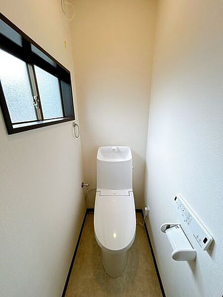 【リフォーム済み】トイレは温水洗浄付便器に新品交換。天井・壁はクロス貼り換え、床はクッションフロアに張替えました。清潔感のあるトイレに仕上がりました。