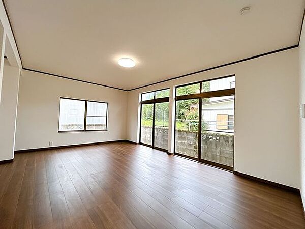 【リフォーム済み】廊下は、天井・壁のクロスを張替え、永大産業製のフローリングを張替えました。照明も交換し、明るい印象に生まれ変わりました。