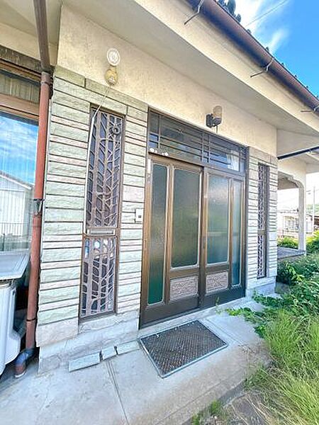 【リフォーム中】玄関ドアは交換いたします。ポーチ部分の照明を新品交換しますので、お客様を迎える玄関廻りは、明るくスッキリとした印象に仕上がります。