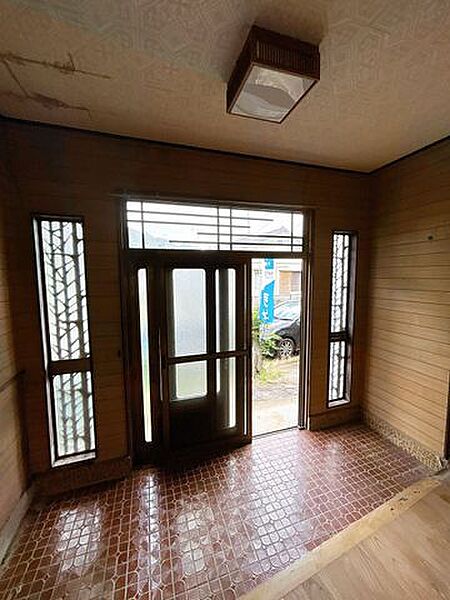 【リフォーム中】玄関ホールです。シューズボックスを交換し、天井・壁のクロスを張替え、床のフローリングを張替えます。玄関はお家の顔となる部分だからこそ、第一印象が大切ですね。