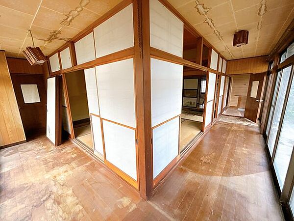 【リフォーム中】LDKの一部になる広縁です。日当たりが良く、家族団らんのスペースにぴったりです。