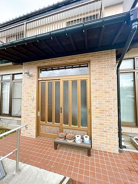 【リフォーム中】玄関は鍵交換を行います。ポーチ部分の照明を新品交換しますので、お客様を迎える玄関廻りは、明るくスッキリとした印象に仕上がります。