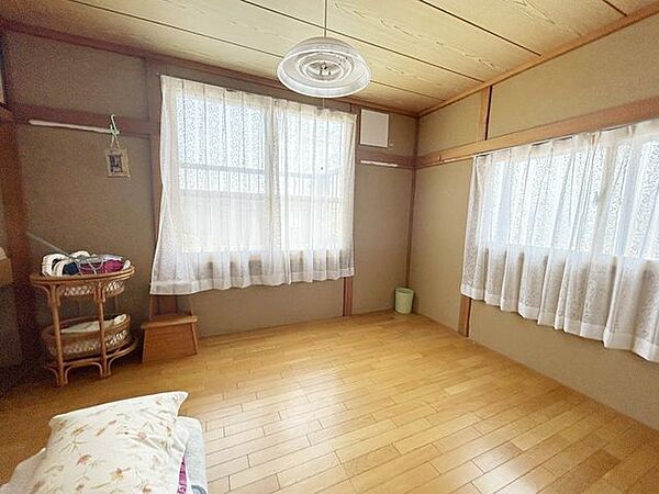 【リフォーム中】2階6帖洋室です。クリーニングを行います。
