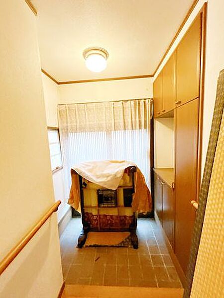 【リフォーム中】玄関ホールです。シューズボックスを交換し、天井・壁のクロスを張替え、床のフローリングを張替えます。玄関はお家の顔となる部分、お客様が最初に目にする場所だからこそ、第一印象が大切ですね。