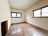 洋室：【リフォーム中】北側6.5帖洋室です。天井と壁のクロスを張り替え、床は永大産業製のフローリングに張り替えます。汚れが拭き取りやすく傷もつきにくい素材なので、お掃除もラクラクです。