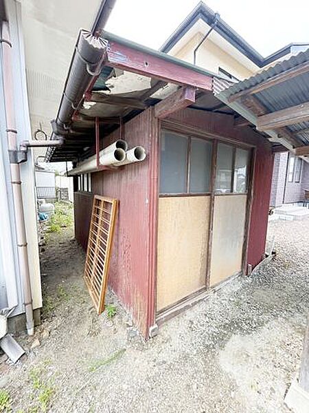 【リフォーム中】駐車場にある物置は解体撤去いたします。