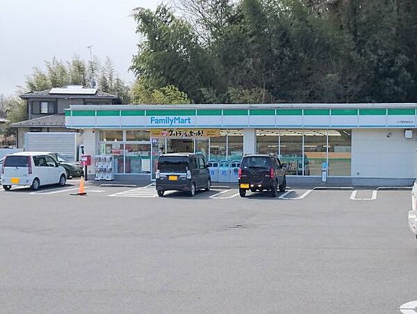 ファミリーマート大河原見城前店まで約300m、徒歩約4分。