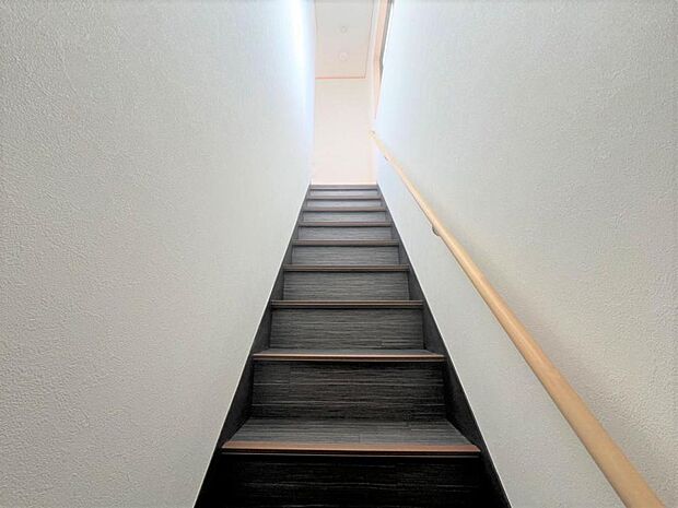 【リフォーム済み】階段はフロアタイルを設置し清潔感のある階段に仕上がりました。手すりもあり、ケガの防止にもなりますね。
