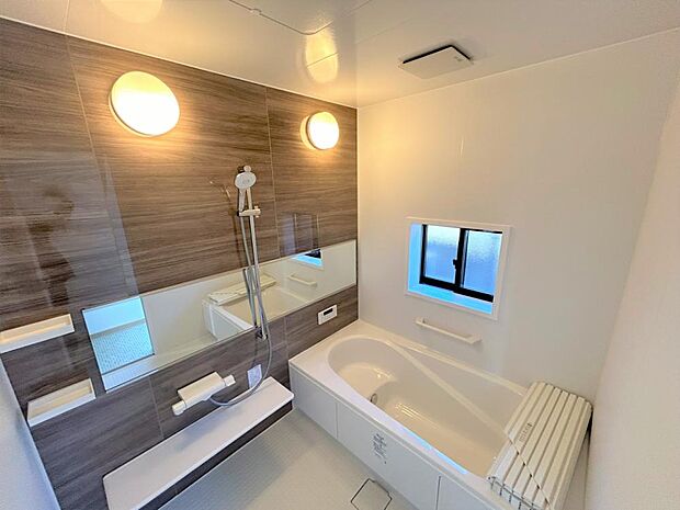 【リフォーム済み】浴室は新品のリクシル製ユニットバスに交換。心地よい入浴を可能にした形状の浴槽は安全面を考慮し床に凹凸が付いています。広々1坪タイプでのんびり入浴でき、一日の疲れを癒せますよ。