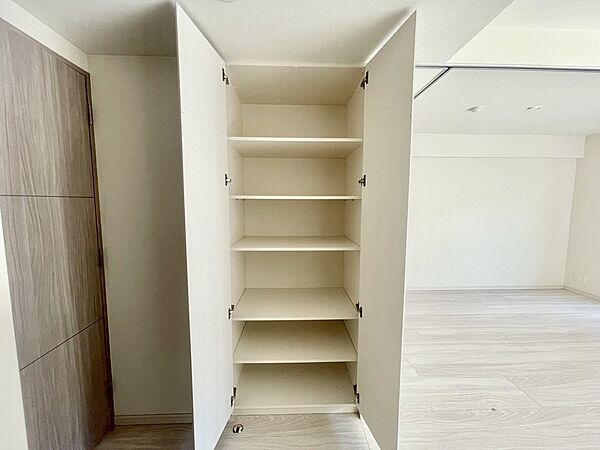 リビング横に収納スペースを確保。衣類や備品をすっきりと収納でき、室内を広く使えます。