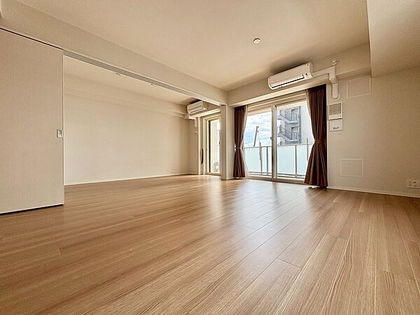 リビング隣のお部屋は可動式の間仕切りとなっており生活に合わせて広さを変えられます。