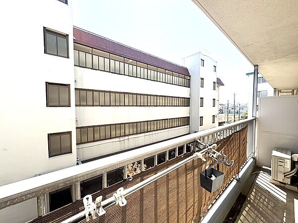 洗濯物も十分干せるバルコニー
