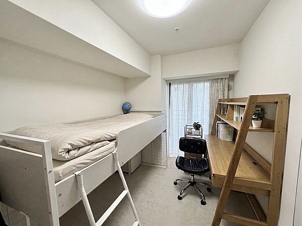 リビング横、約5.1畳のお部屋にも窓がついており、子供部屋としても活用可能です。