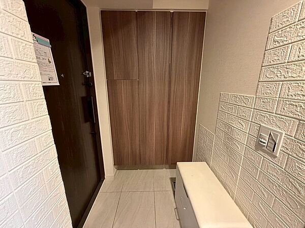 家の顔の玄関は落ち着いた雰囲気で収納も豊富にあります！