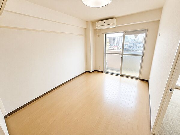 大きな開口部から自然光が差し込む明るい洋室。心地よいプライベート空間です。※掲載写真はCG加工により一部家具・家電を消去しています。