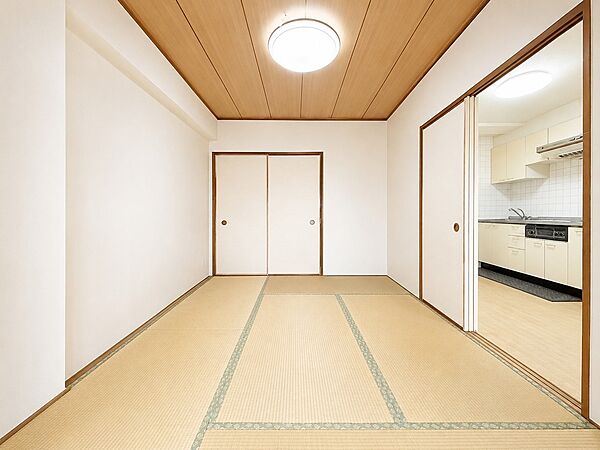 客間やお子様の遊び場としても活躍する収納付き和室。