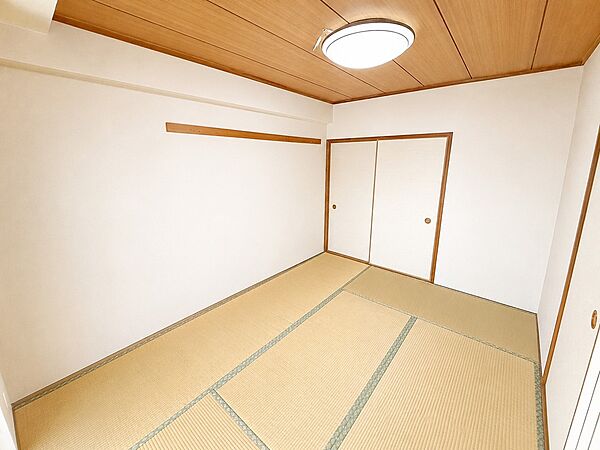 客間やお子様の遊び場としても活躍する収納付き和室。