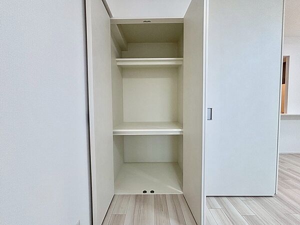 生活空間をすっきり保てる収納付きです
