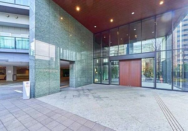 住まう人を優雅に迎えるマンションの入口です。