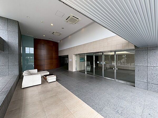 落ち着いたホテルライクなエントランスは住空間を安定させます。