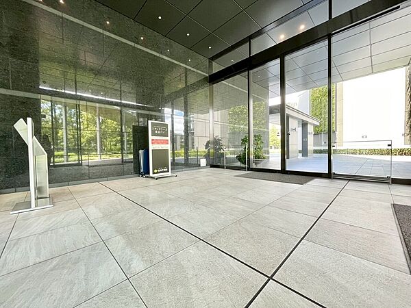 住まいの価値を高める、洗練されたマンションの入口です。