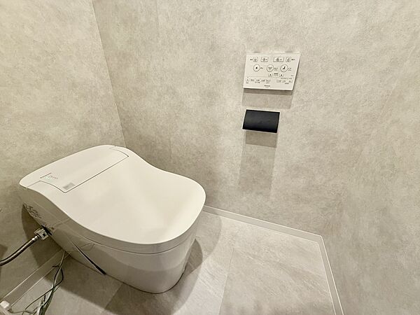 清潔感溢れる温水洗浄付きのトイレです。