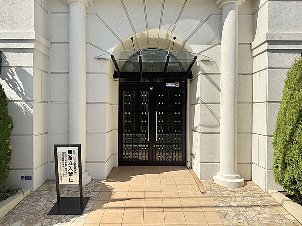 マンションの入口の様子です。
