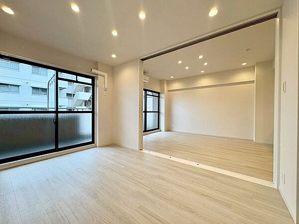 リビング横のお部屋は間仕切りドアなので生活に合わせてお部屋の広さを変えられます。