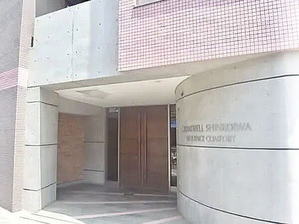 住まう方や訪れる方を心地よく迎える入口の様子。