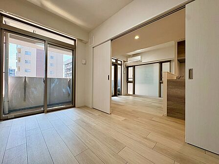 リビング横の洋室。スライドドアを開くことで開放的にご使用いただけます!