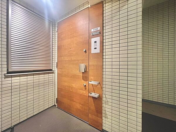 お部屋の入口。玄関を開ければ安らぎのご自宅が待っています！