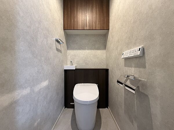 新規交換済みのトイレはタンクレスタイプの高級感のあるTOTO製です。