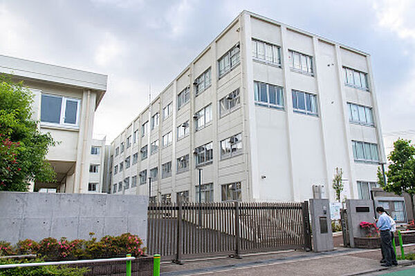 板橋区立板橋第二中学校まで約300m