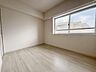 寝室：全ての居室に窓があり明るい室内となっています。
