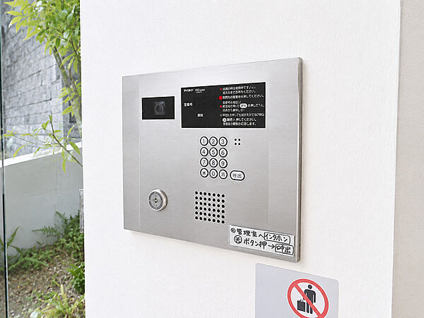 オートロック完備で、防犯面にも配慮されたマンションです。