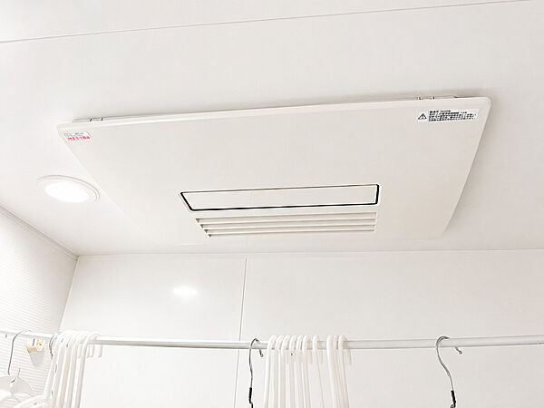 雨の日のお洗濯にも便利な浴室乾燥機を備えています。