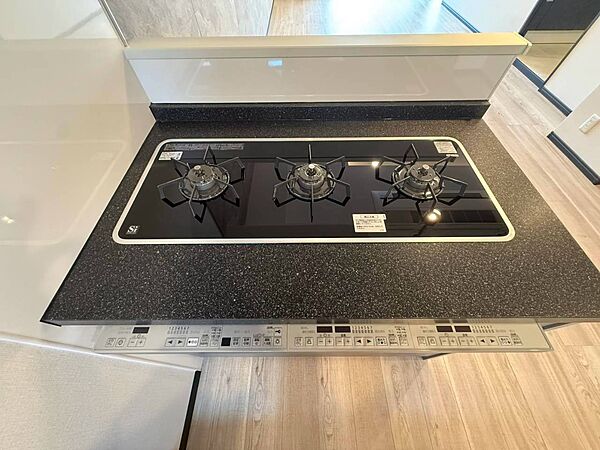 Panasonicの特徴でもあるフラットワイドコンロを採用。見た目もスタイリッシュな仕上がりです。