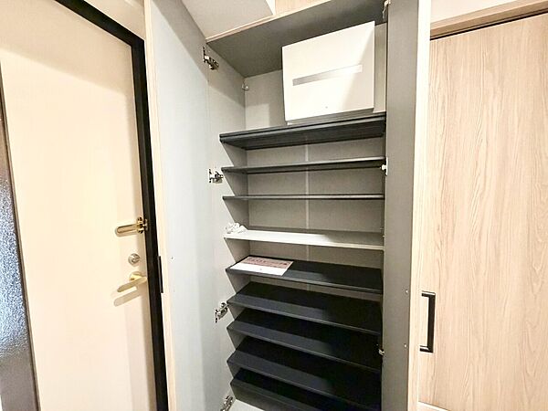 大容量のシューズボックス完備。スッキリとした入口を保てます。