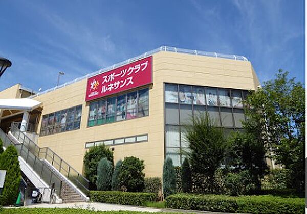 スポーツジムも徒歩1分の好立地。