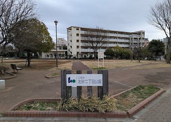 周辺には公園もあり、自然を身近に感じられる住環境です。