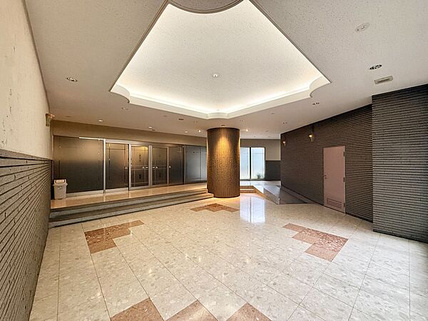 エントランスロビー。お洒落な空間でゆっくりとした時間を過ごせます！
