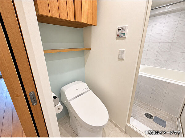 清潔感のある、快適な温水洗浄便座付きトイレです。