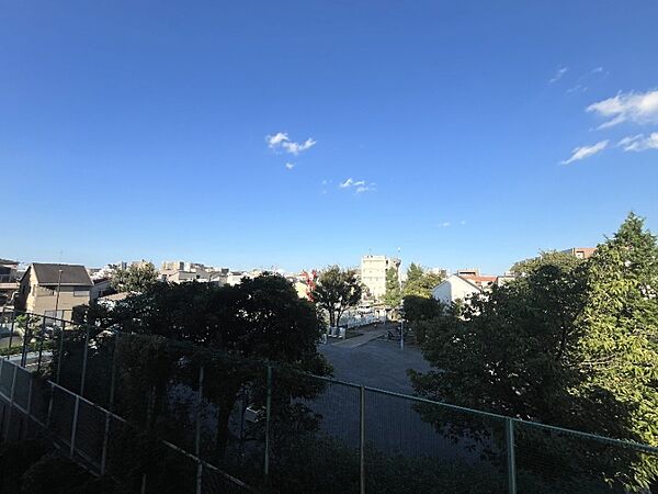 バルコニーからの眺望です。周辺の街並みや、室内から見たときの景色もぜひ現地でお確かめください。
