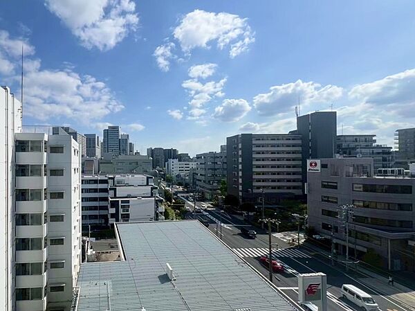 街並みの向こうに広がる空を望む、開放感のある眺望。7階ならではの目線で、周辺の建物や通りを見渡せます。晴れた日には青空と流れる雲が日常を彩り、室内で過ごすひとときにも外の広がりを感じられます。