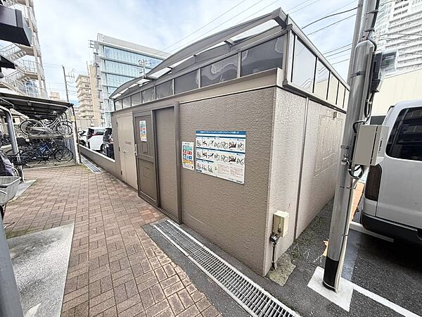扉付きで外からゴミが見えにくく、共用部分の景観にも配慮されたつくりのゴミ置き場です。分別方法の案内も掲示されており、日々の暮らしに欠かせないゴミ出しを支える共用設備です。24時間ゴミ出し可能。