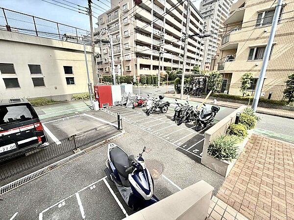 敷地内にバイク置場を設けており、通勤や休日のお出かけにバイクを利用する方にも便利です。区画ごとに白線で区切られ、駐輪位置がわかりやすい配置。住まいの近くに愛車を置ける、日々の移動を支える共用設備です。
